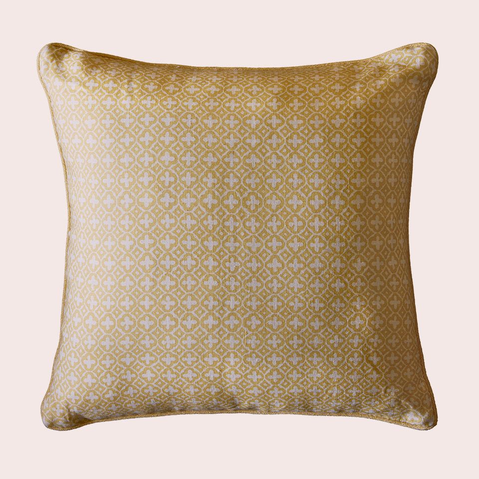 Square cushion in Oxenwood Straw